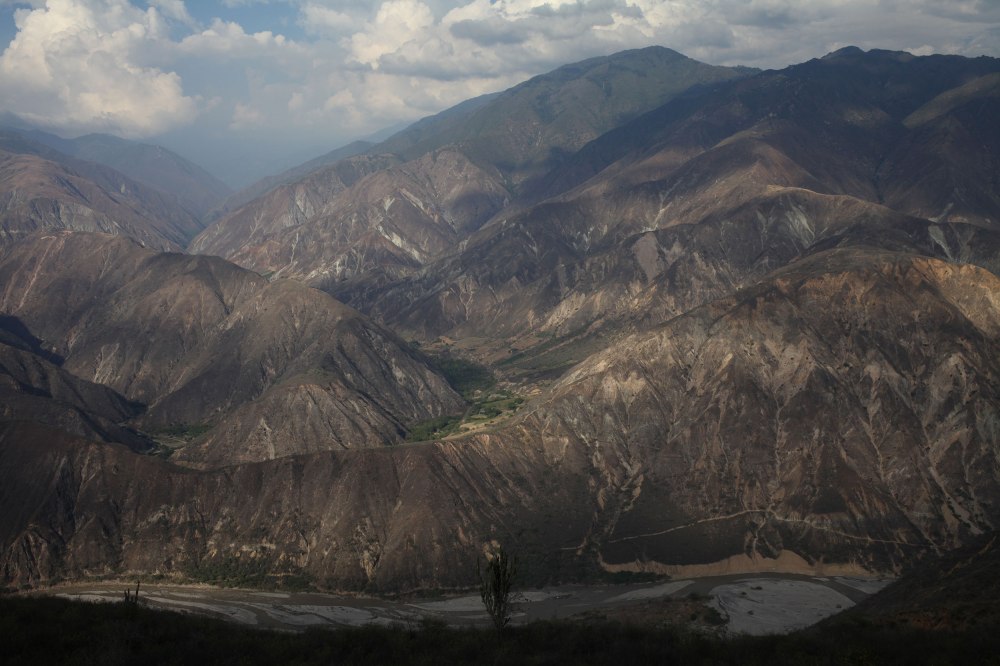 The mountains between Bucaramanga and San Gil Colombia are beautiful and the asphalt is perfect. Photo: Alex Washburn